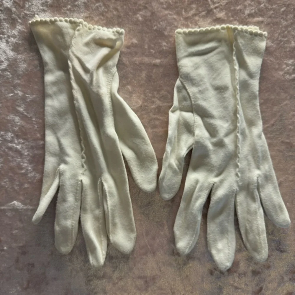 Vintage creamcolored gloves. #7